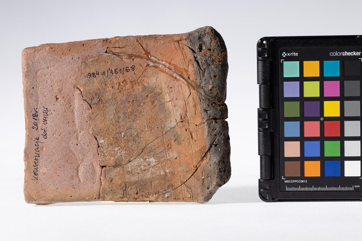 Płytka z wyobrażeniem byka