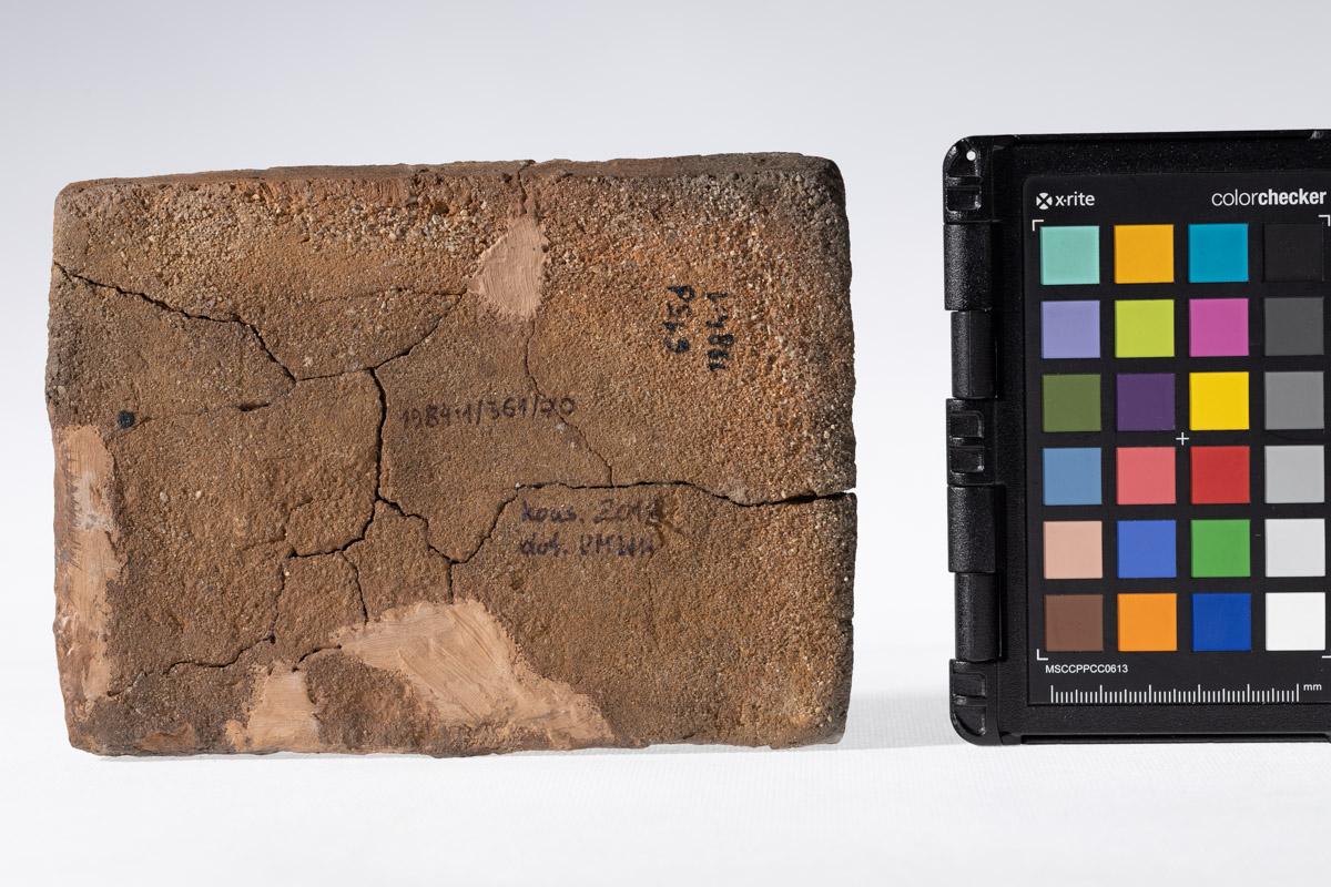 Płytka z wyobrażeniem człowieka prowadzącego lwa na arkanie