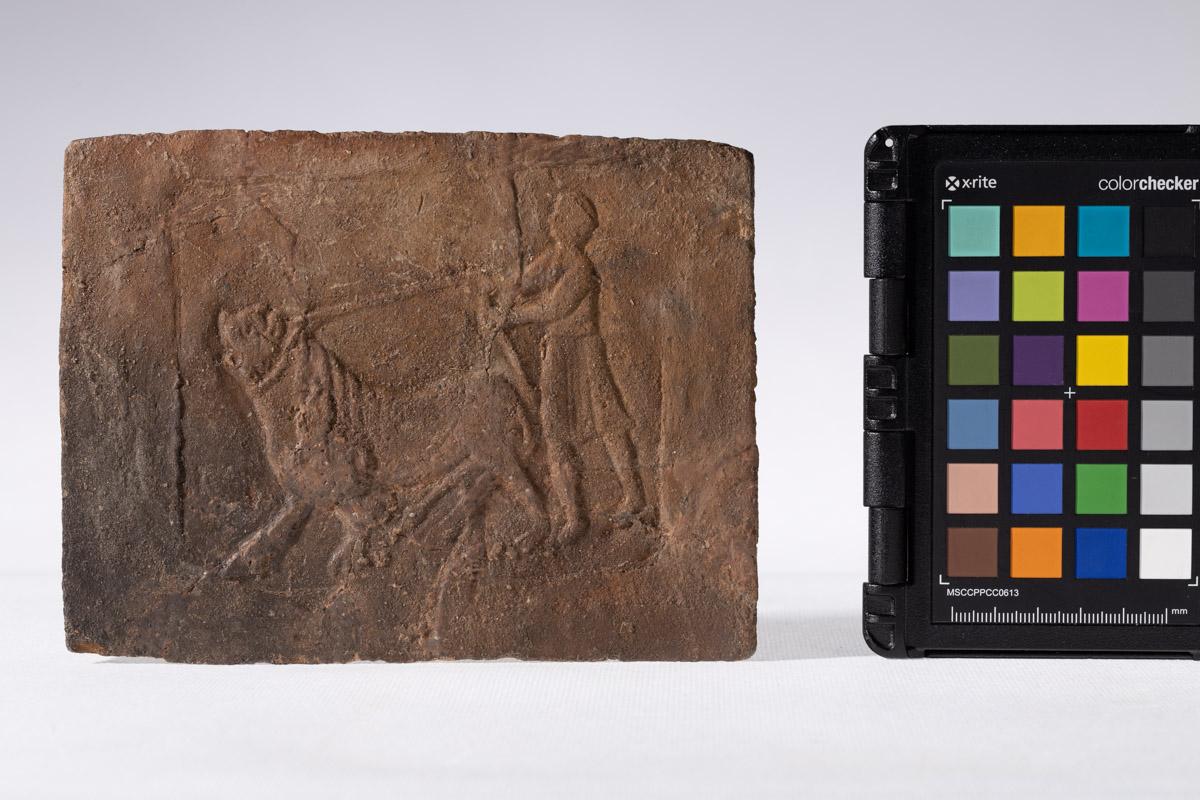 Płytka z wyobrażeniem człowieka prowadzącego lwa na arkanie