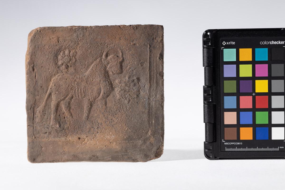 Płytka z wyobrażeniem byka