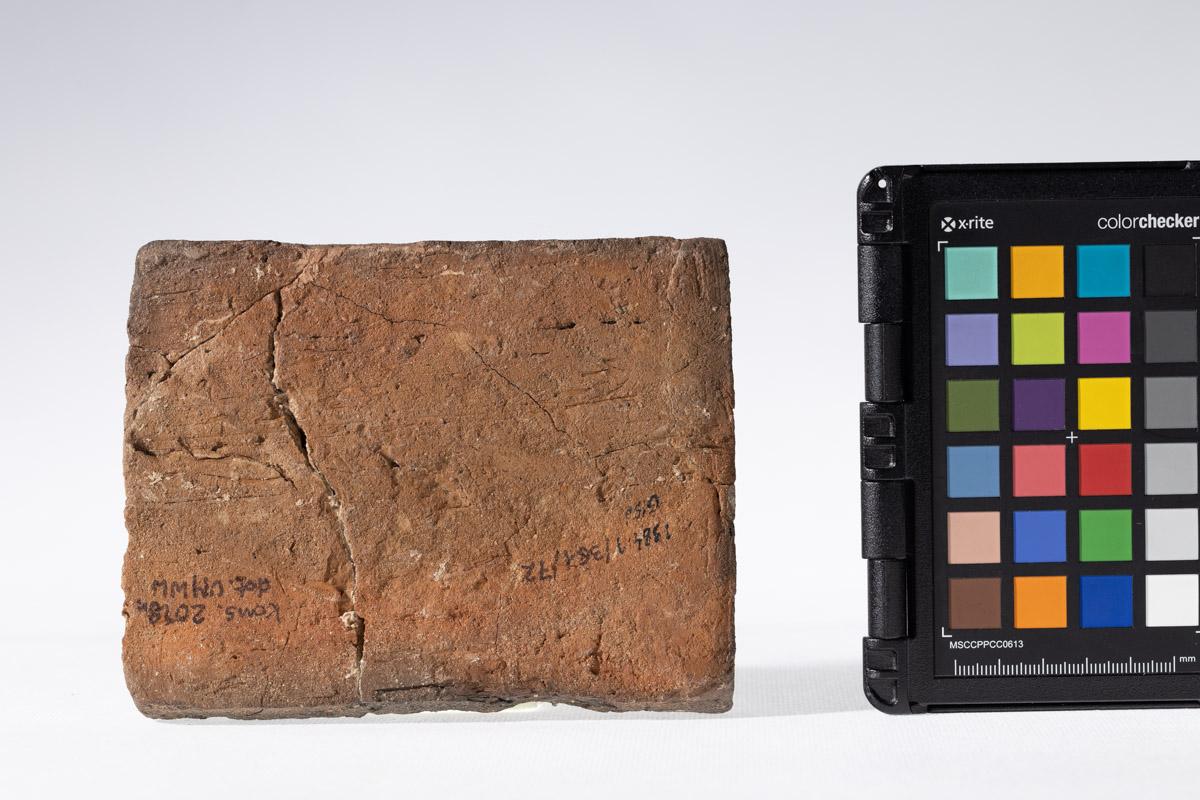 Płytka z wyobrażeniem gryfa