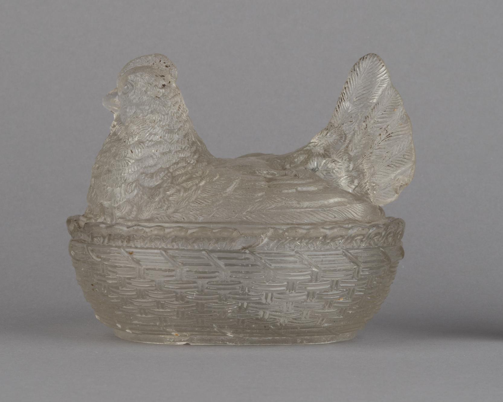 Maselniczka szklana w kształcie siedzącej kurki