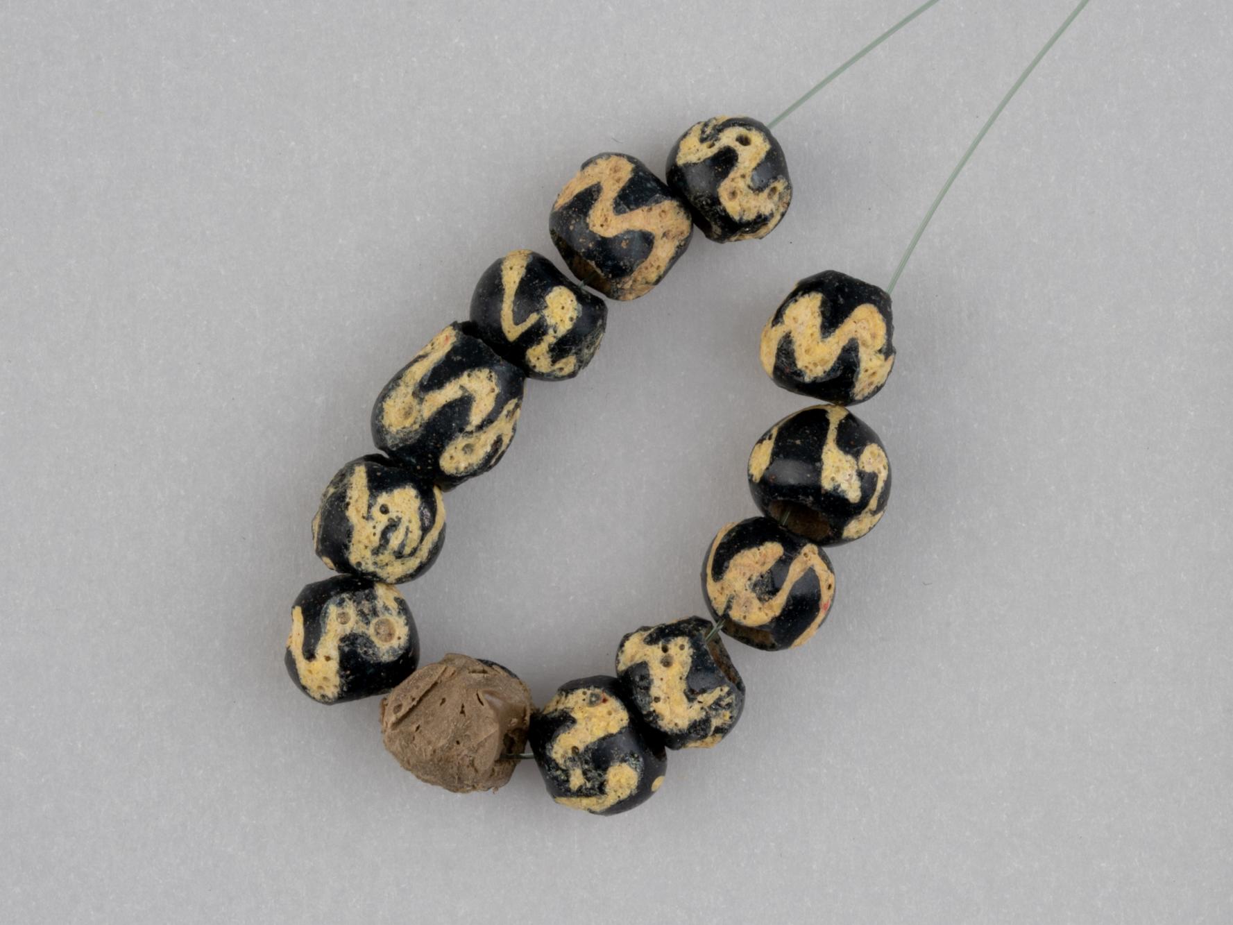 Kolia ze szklanych koralików