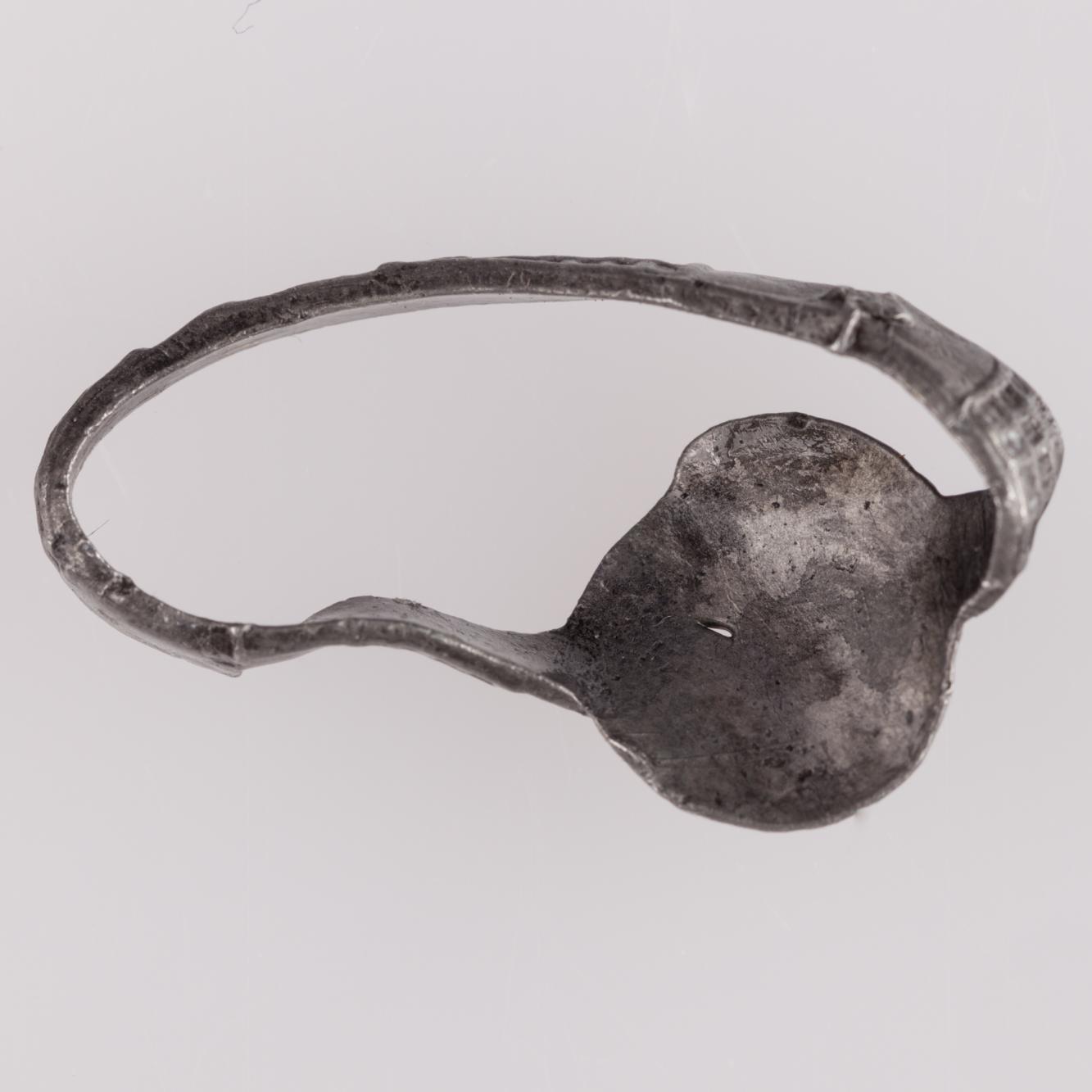 Pierścionek z krzyżem