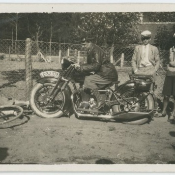 Członkowie Towarzystwa Cyklistów na wycieczce w Gołuchowie