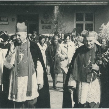 Prymas Polski Stefan Wyszyński i ks. kardynał Karol Wojtyła w Kaliszu podczas obchodów 25-lecia wyzwolenia obozu w Dachau