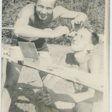 Dwaj mężczyźni podczas golenia