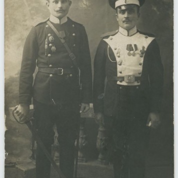 Dwaj mężczyźni w mundurach