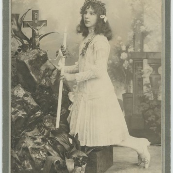 Portret dziewczynki w stroju komunijnym