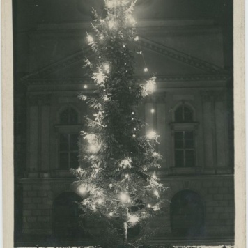 Choinka przed kaliskim ratuszem