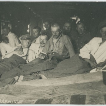 W baraku w obozie jenieckim w Szczypiornie