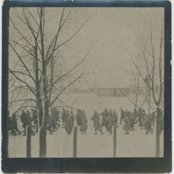 Legioniści w drodze do obozu w jenieckiego w Łomży