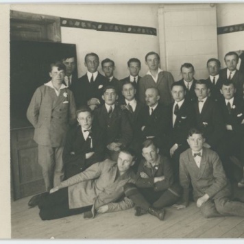 Uczniowie i nauczyciele  Szkoły Handlowej w Kaliszu