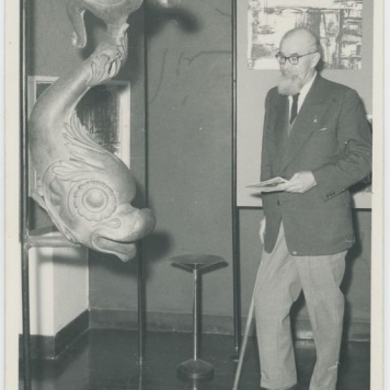 Jerzy Jarnuszkiewicz na tle sali ekspozycyjnej