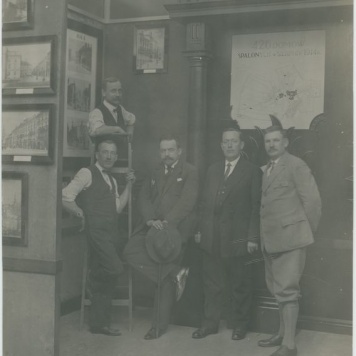 Mężczyźni stojący w pawilonie wystawowym podczas Powszechnej Wystawy Krajowej w Poznaniu