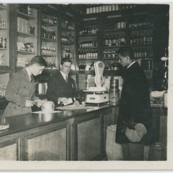 Wnętrze sklepu kolonialnego