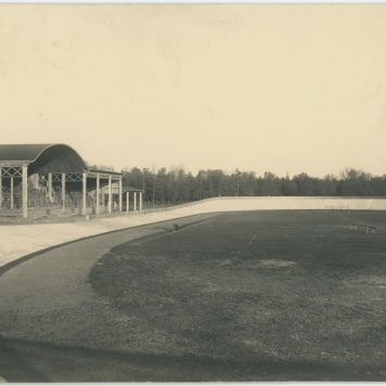 Stadion w Kaliszu z widoczną drewnianą trybuną