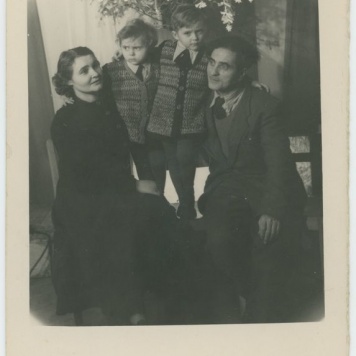 Mikołaj Żyro z żoną i dziećmi