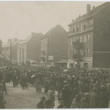 Manifestacja lub zgromadzenie ludności na jednym z kaliskich placów