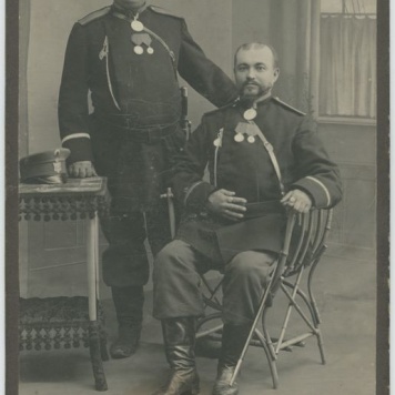 Urzędnicy carscy w mundurach