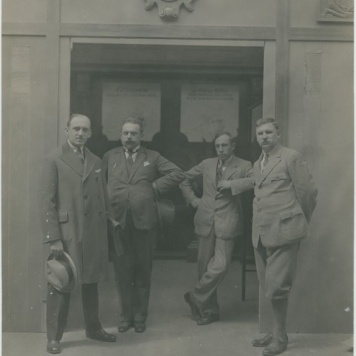 Delegacja kaliska przed pawilonem wystawowym na Powszechnej Wystawie Krajowej