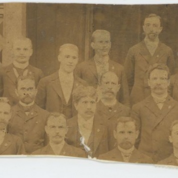 Członkowie Towarzystwa Śpiewaczego na tle Domku Szwajcarskiego