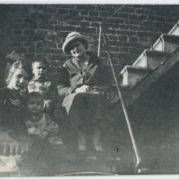 Oskar i Karol Słowik z matką Wojciechą Michalską i Zofią Michalską