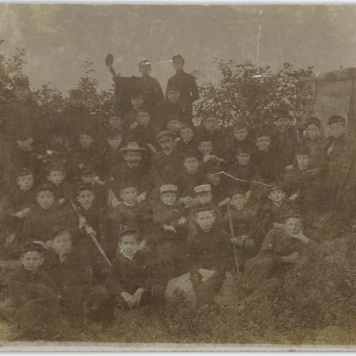 Uczniowie i nauczyciele Szkoły Handlowej w Kaliszu na wycieczce w Nędzerzewie