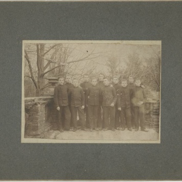 Gimnazjaliści w parku