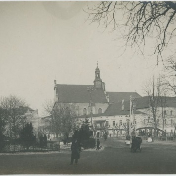 Kościół św. Stanisława i pomnik cara Mikołaja II