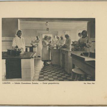 Album z pocztówkami z Liskowa "Pamiątka z wystawy >>Praca i Kultura Wsi<<"