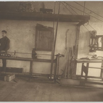 Wnętrze warsztatu w Parowej Fabryce Pianin i Fortepianów Braci K. i A. Fibiger