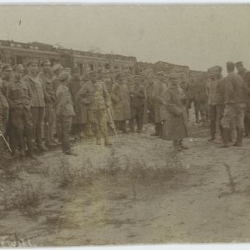 Grupa jeńców na dworcu kolejowym