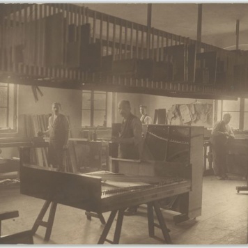 Wnętrze warsztatu w Parowej Fabryce Pianin i Fortepianów Braci K. i A. Fibiger