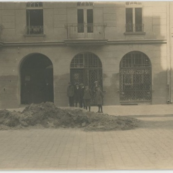 Mężczyźni na tle witryny sklepowej