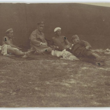 Legioniści w obozie jenieckim w Szczypiornie