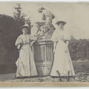 Dwie kobiety w parku