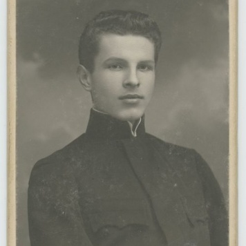 Mężczyzna w mundurku szkolnym