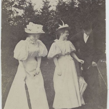 Janina i Dionizy Wilkoszewscy z Anną Hryniewiecką w kaliskim parku