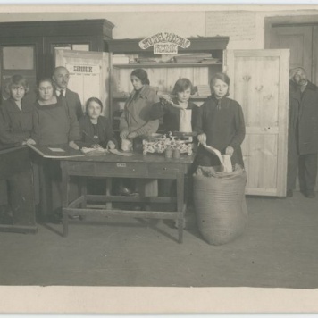 Uczennice Szkoły Handlowej z nauczycielem Edmundem Słowikiem