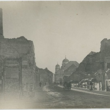 Ruiny przy ulicy Zamkowej, w tle cerkiew św. Piotra i Pawła