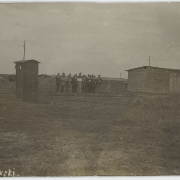 Członkowie Komitetu Opieki nad Jeńcami (?) w obozie jenieckim w Szczypiornie