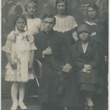 Ksiądz Jerzy Bekier z parafiankami - portret komunijny