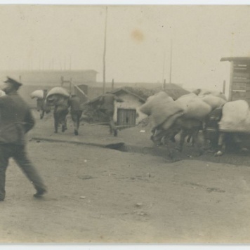 Legioniści opuszczający obóz jeniecki w Szczypiornie i udający się do oddziałów Polskich Sił Zbrojnych