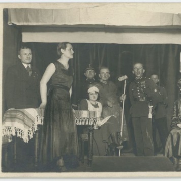 Przedstawienie teatralne Kółka dramatycznego działającego przy Związku Strzeleckim w Kaliszu