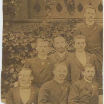 Członkowie Towarzystwa Śpiewaczego na tle Domku Szwajcarskiego