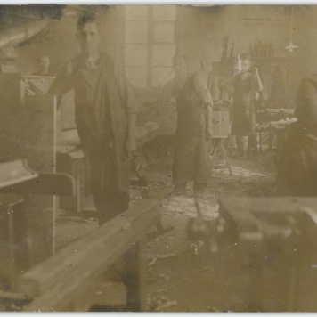 Wnętrze warsztatu w Parowej Fabryce Pianin i Fortepianów Braci K. i A. Fibiger