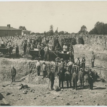 Robotnicy na budowie