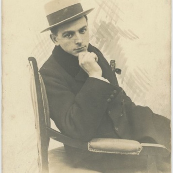 Siedzący mężczyzna