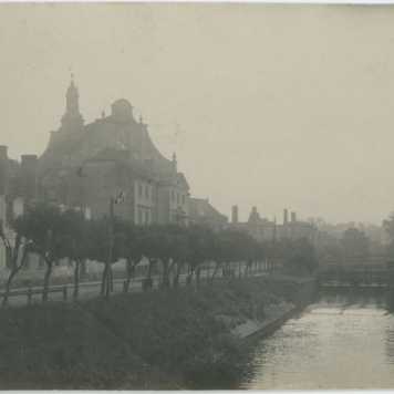 Widok z Mostu Kamiennego na kościół Franciszkanów i budynek folusza